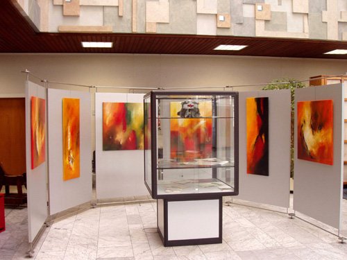 Acrylbilder von Christiane Middendorf in einer Ausstellung in Hattingen