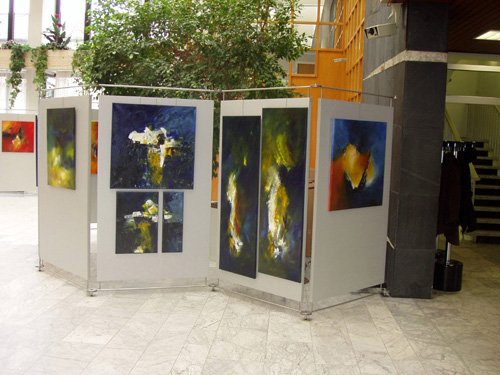 Abstrakte Acrylbilder von Christiane Middendorf in einer Ausstellung in der Sparkasse Hattingen