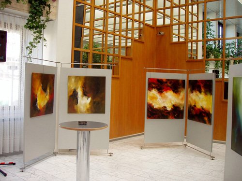 Abstrakte Acrylbilder von Christiane Middendorf in einer Ausstellung in der Sparkasse Hattingen